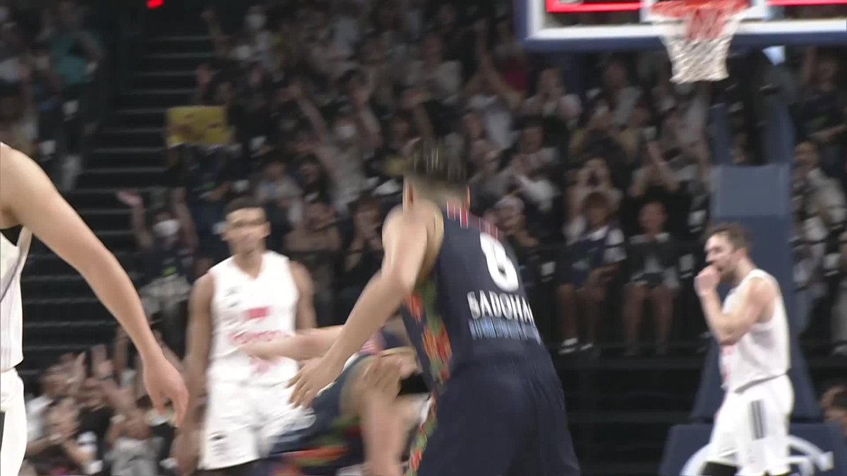 この局面で移籍後初スリー🌺🏀 琉球#14 岸本のアシストから#8 佐土原のブザービータースリーで前半終了! 佐土原 遼 Ryo Sadohara 琉球ゴールデンキングス公式 📡バスケットLIVEで生配信中 #Bリーグ #りそなグループ