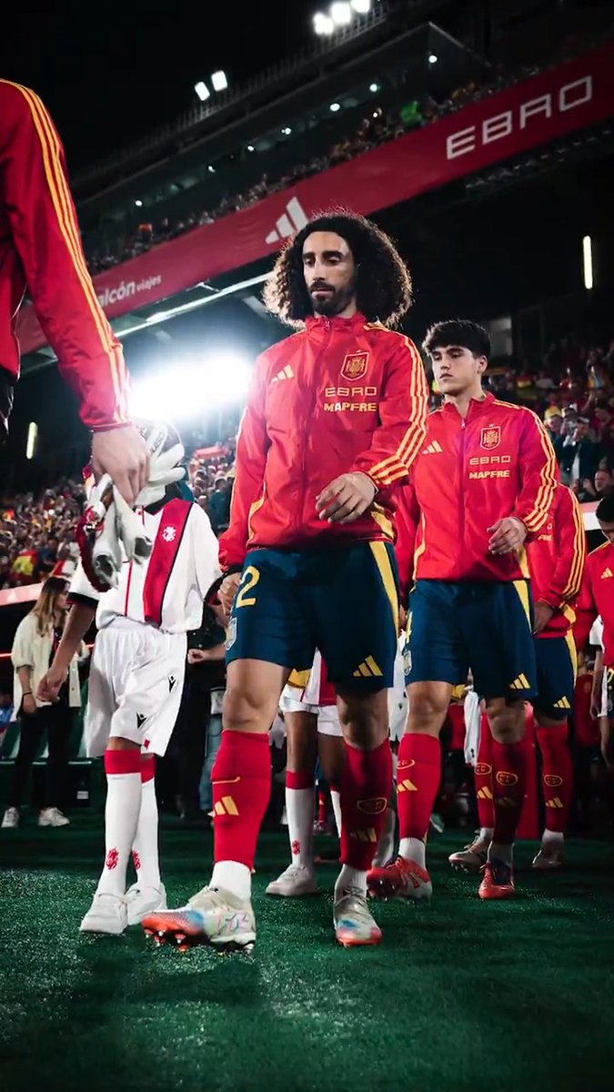 📸 𝗡𝘂𝗲𝘀𝘁𝗿𝗼 𝗲𝗾𝘂𝗶𝗽𝗼. 𝗟𝗮 𝗽𝗿𝗲𝘃𝗶𝗮. 𝗟𝗼𝘀 𝗳𝗹𝗮𝘀𝗵𝗲𝘀. #VamosEspaña | #CopaMundialFIFA