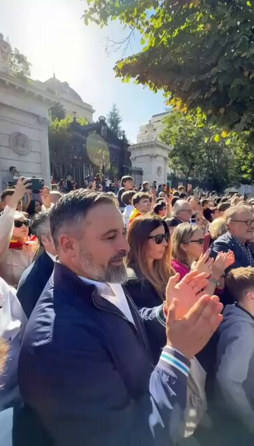 A pie de calle siguiendo el Desfile Militar del 12 de Octubre. Santiago Abascal 🇪🇸 🇪🇸