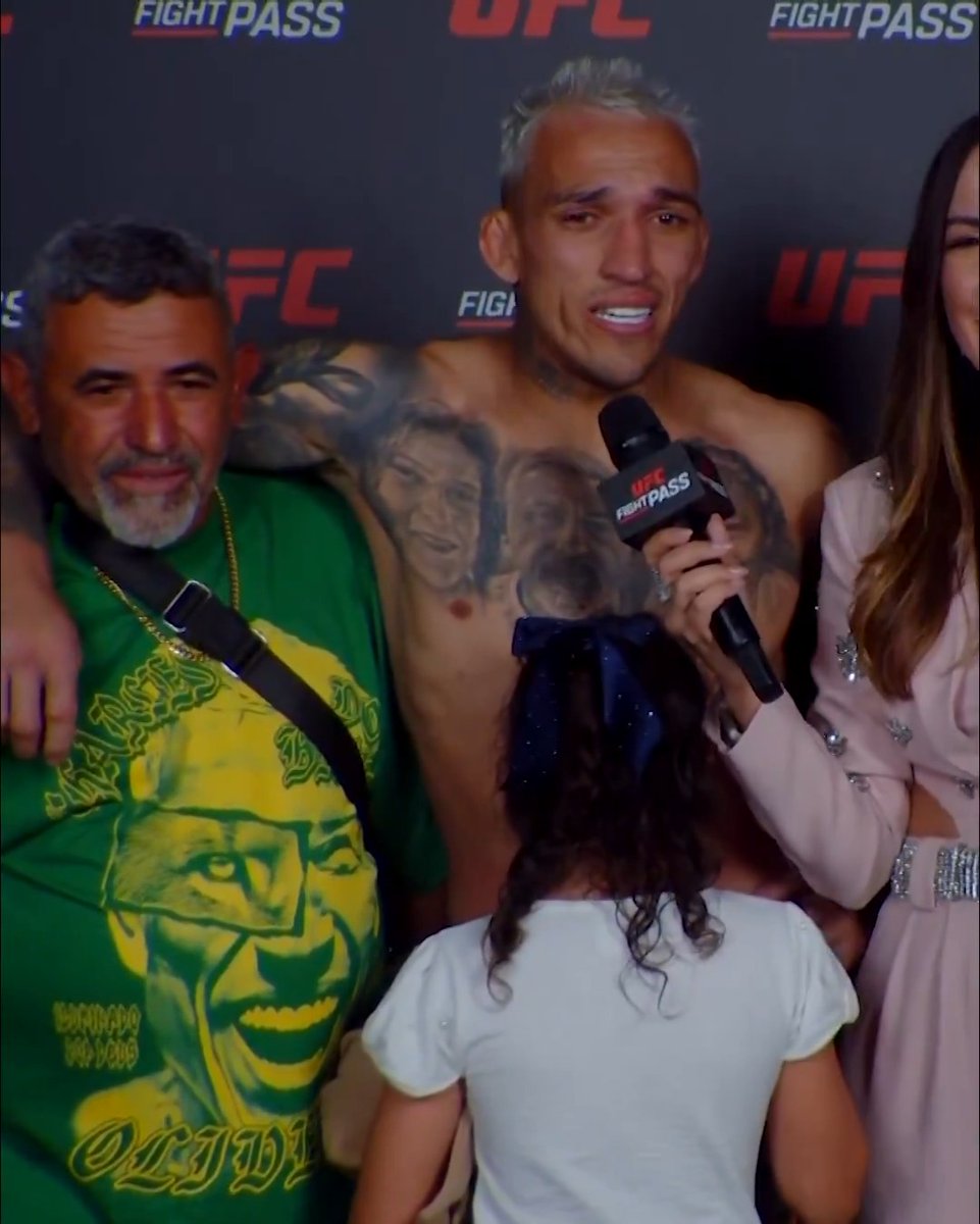 🇧🇷 @CharlesdoBronxs se emociona ao lado da família após vitória no #UFCRio : "Festa na favela"