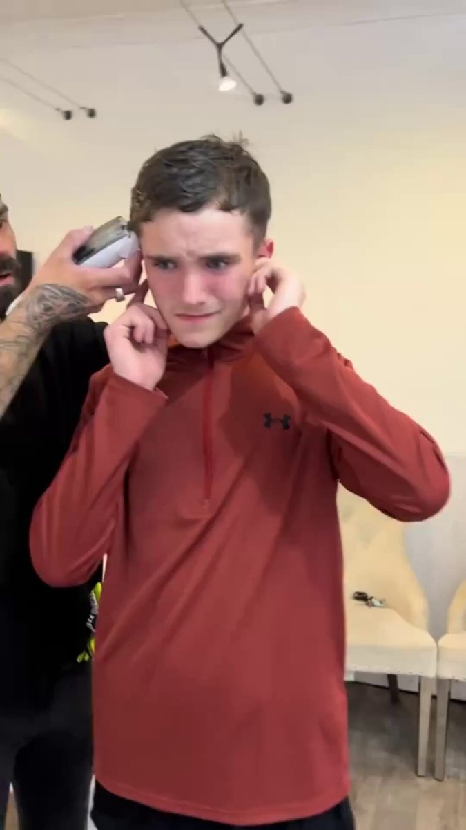 💙 Royaume-Uni | Moment d’émotion 🔴 Un père a emmené son fils atteint d’autisme sévère se faire couper les cheveux. Grâce à la patience et à la bienveillance du coiffeur, la scène a bouleversé des millions d’internautes. 📍Les images ont rapidement ému le public sur les réseaux sociaux. #RoyaumeUni #Autisme #Bienveillance #KronikInsights