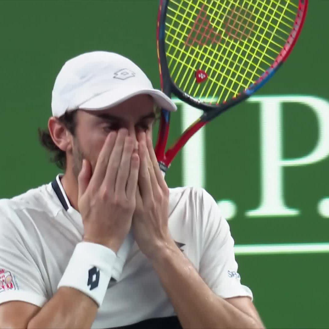 🇫🇷🇲🇨🇨🇳🎾 INSOLITE | Moment d’émotion au tournoi de Shanghai : le Monégasque Valentin Vacherot a battu son cousin, le Français Arthur Rinderknech (4-6, 6-3, 6-3). Il devient le joueur le plus mal classé (204ᵉ) à remporter un tournoi de cette catégorie.