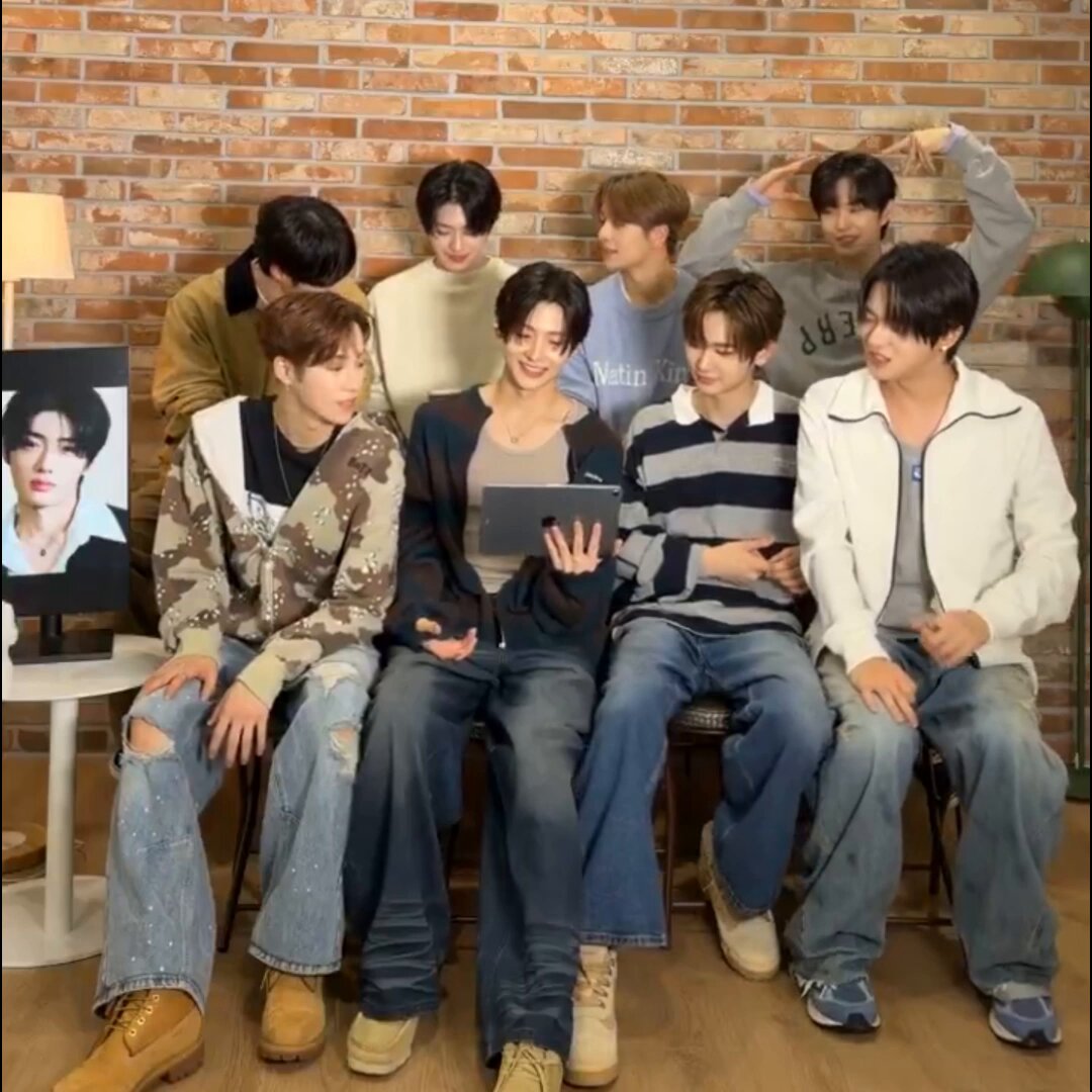 the members really like this photo of sanghyeon 🥺 sangwon even asked him to recreate it and they reacted so explosively leo: yah but... this is crazy because he's the maknae and he has that maknae vibe, but even then, he looks like a man gw: he looks mature leo: i think that's sanghyeon's charm, i think this photo came out so well sw: i was able to see a different kind of charm from sanghyeon because of this photo gw: what kind of charm did you see? sw: chic and aloof! gw: he suits these kinds of stuff! sw: he attempted (시도) to be chic and aloof (시크도도) 😏 js: seriously, if sanghyeon grows taller later... leo: his vibes are so crazy, how is he eighteen? js: he's always smiling, but he's suddenly giving a piercing look