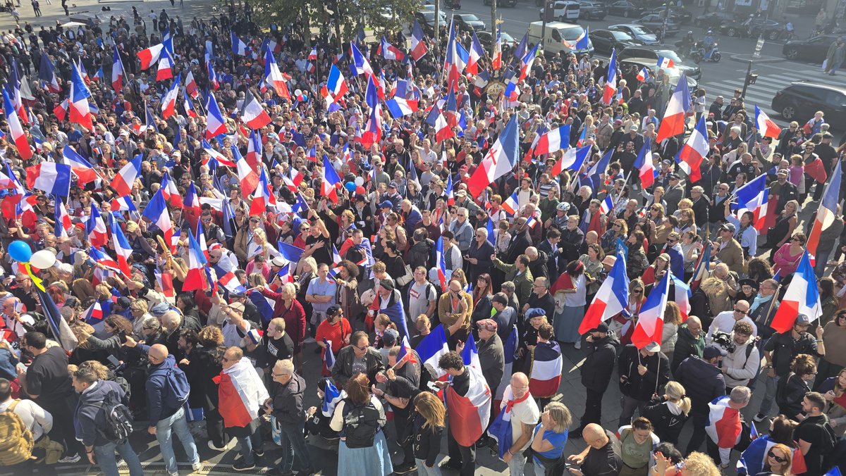 La place de la République est bleu blanc rouge !
