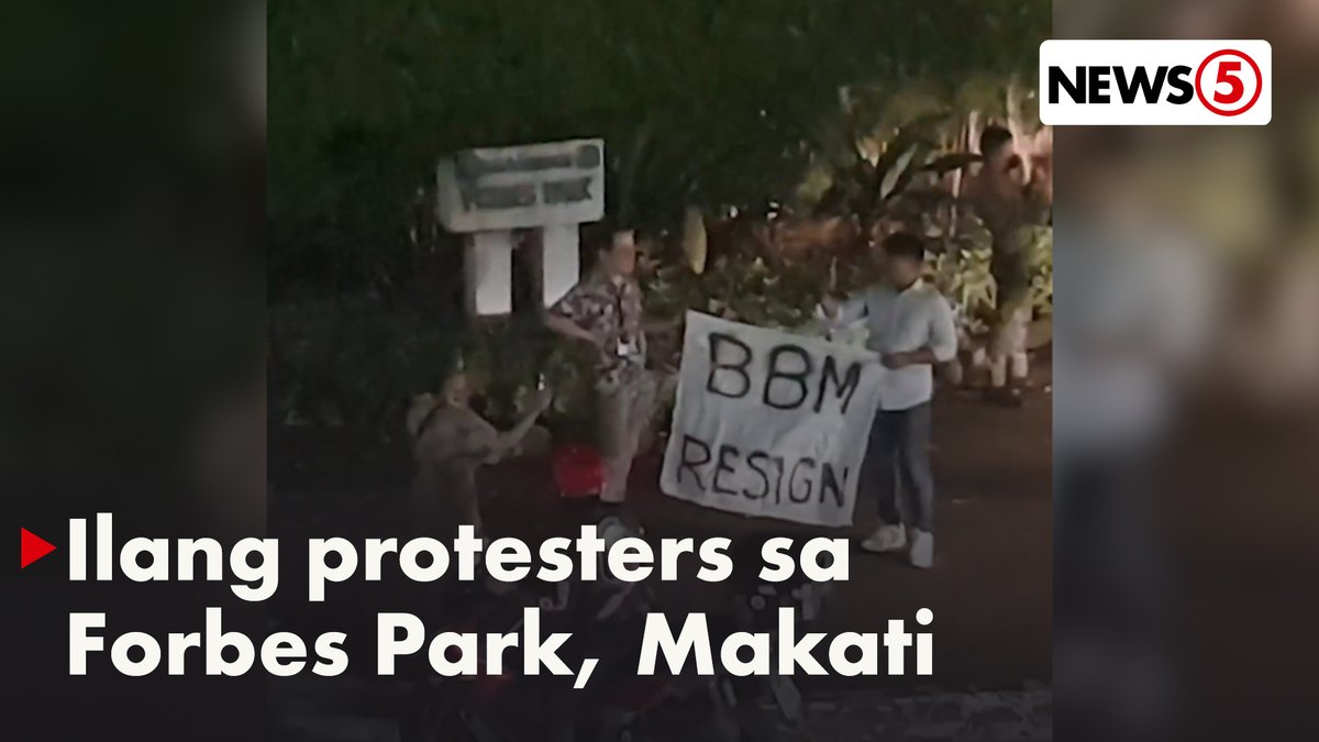 MAY DUMATING NANG PROTESTER PERO MAS DUMAMI ANG MGA PULIS Dala ang banner na may nakasulat na "BBM resign," may iilan nang protester na dumating sa entrada ng Forbes Park sa Makati City para sa ikinasang kilos-protesta ngayong gabi, Oct. 12. Pero kapansin-pansin ding mas dumami ang mga pulis. Isinara na rin ang gate sa lugar. | via JR Canto, Joey Baluyot/News5 crew