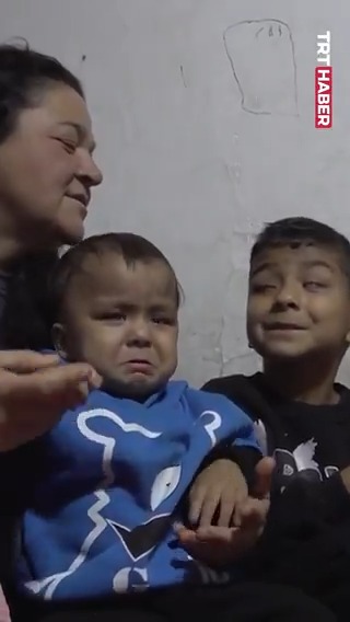 Görme engelli kardeşler dünyanın renkleriyle tanıştı. Eskişehirli Hamit ve Muhammet, Ankara’da yapılan başarılı ameliyatla görmeye başladı. Annesini ilk kez gören Hamit’in sözü yürekleri ısıttı: 🔹 "Annemi çok karanlık sanıyordum ama bembeyazmış."