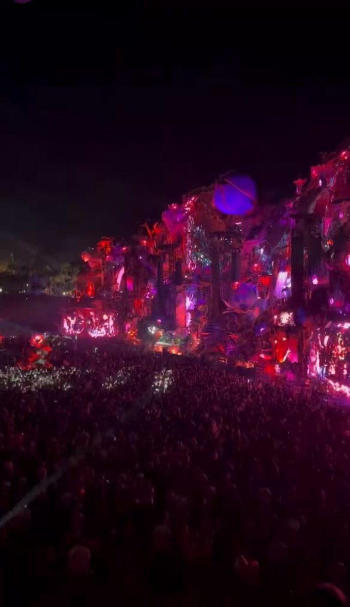 Ontem, um DJ tocou “JUMP” do #BLACKPINK na Tomorrowland.