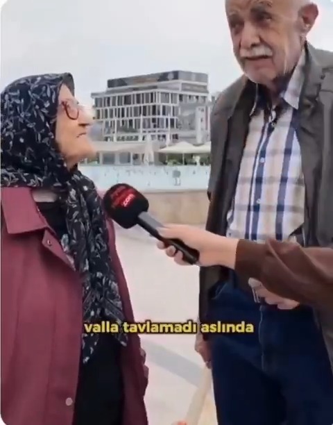 İnsan, birisiyle yaşlanmalı; birisi yüzünden değil.