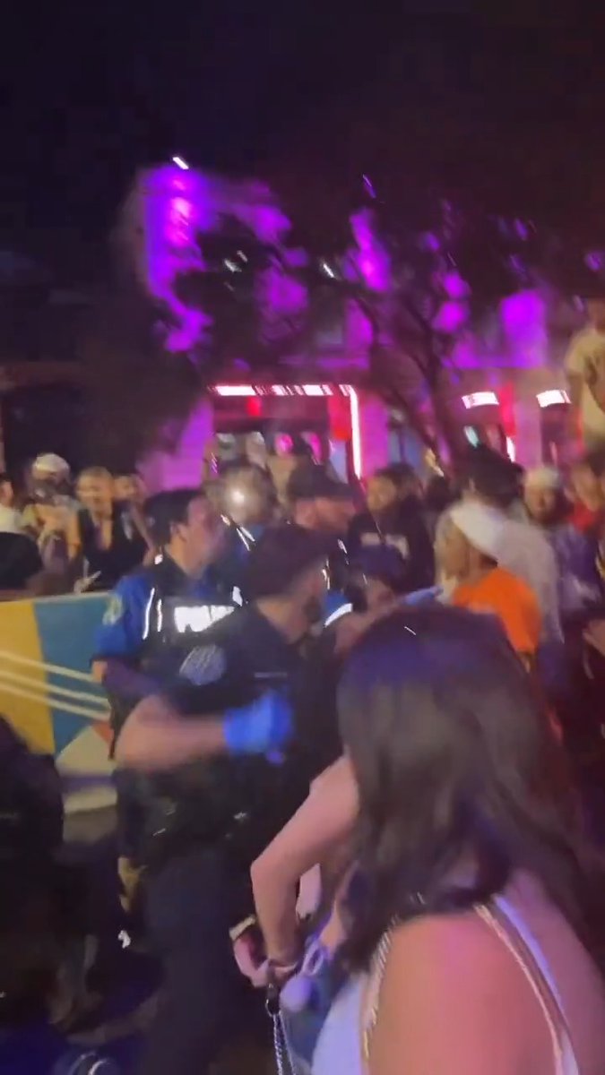 An Austin Texas police officer has been suspended and an investigation has been initiated after this video of him sucker punching a man on the street Friday evening has surfaced on social media... #CityLife #cops #texas #austin #police #crime #urban