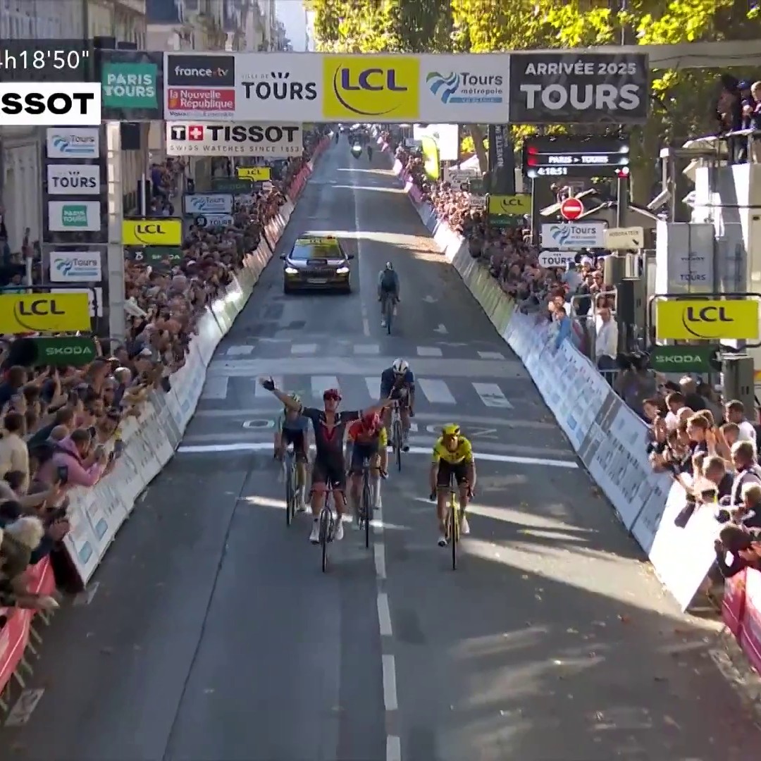 😵 Oh le final loupé des Decathlon AG2R La Mondiale ! L'équipe française offre littéralement la victoire à Matteo Trentin qui n'en demandait pas temps ! #ParisTours #LesRP