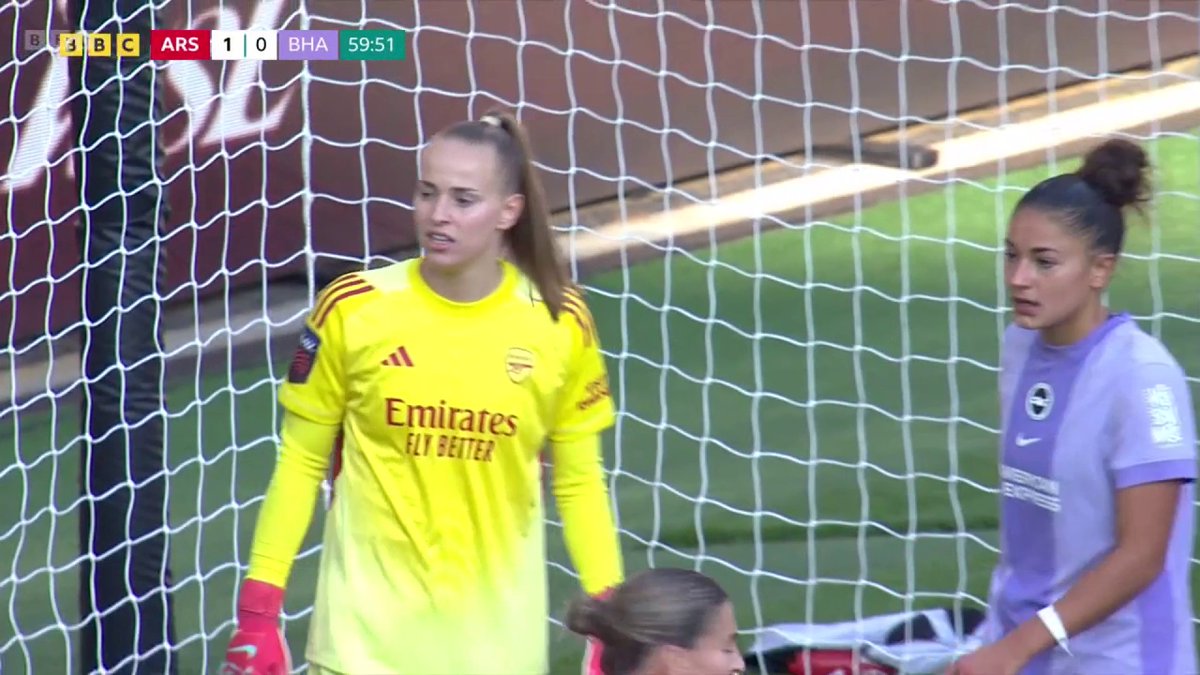 A BIG save from Daphne van Domselaar to keep Arsenal in front 💪