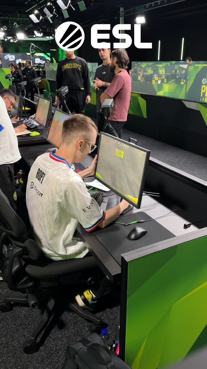 bro's monitor is squeaky clean before the #ESLProLeague Grand Final 🧼🫧 ropz