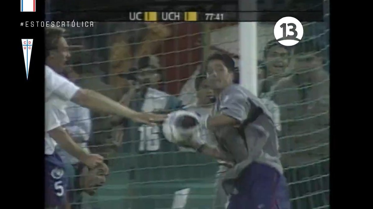 ¡Un tapadón que no se olvida! 🛡️⚪🔵 El 12 de octubre del 2002 vimos cómo el gran @cris4Alvarez tapó un penal para #LosCruzados en un Clásico Universitario 🧤 ¡Cosas que solo hacen los cracks! 👏 #EfemérideCruzada ⚪🔵
