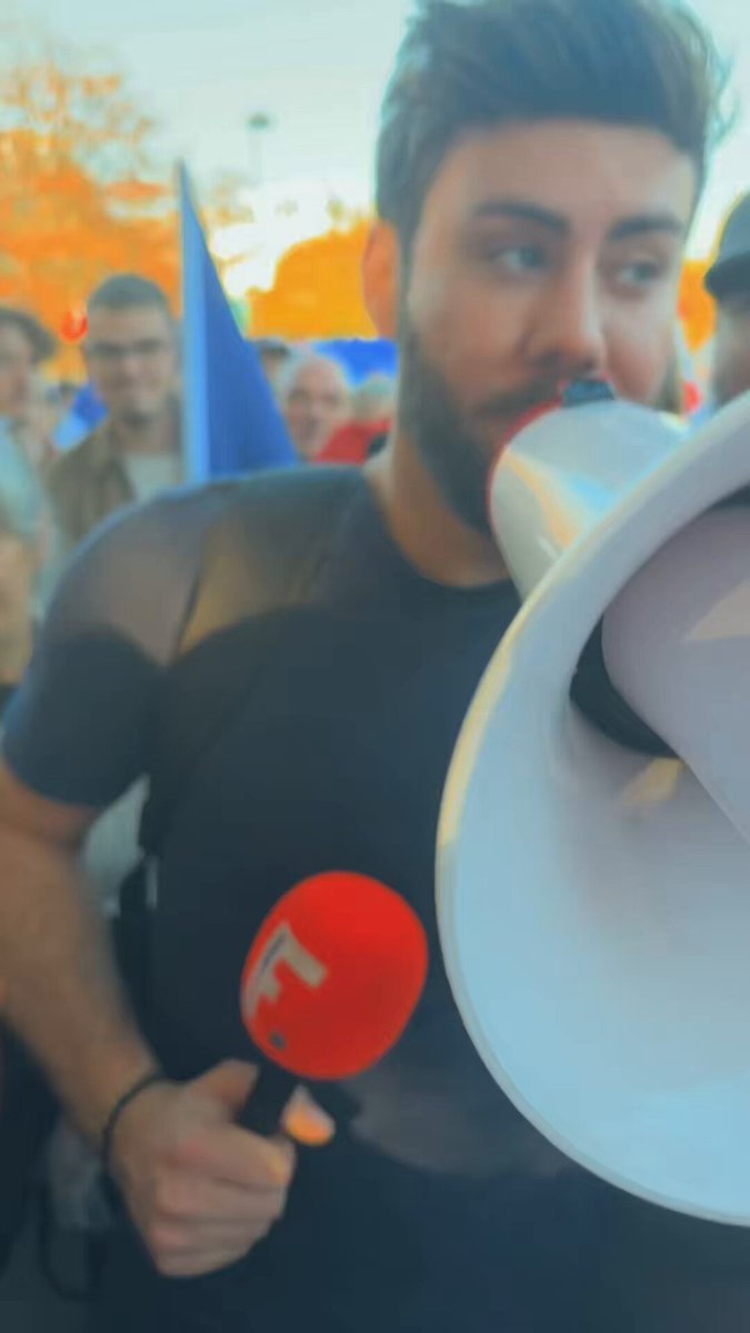 🔴 Jordan Florentin (sans casque de protection) Frontières a pris la parole pour remercier les participants de la manifestation du jour. « Pour la première fois, on ne s’est pas fait agresser ! La liberté d’expression est bien là !»