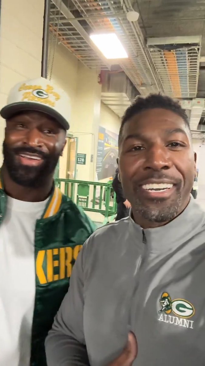 Former @Packers WRs Greg Jennings and James Jones are back in Green Bay 🙌 Greg Jennings | James Jones CINvsGB -- 4:25pm ET on CBS/Paramount+