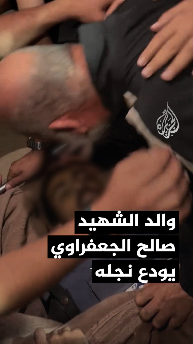 والد الصحفي صالح الجعفراوي يودع نجله الذي استشهد على يد مسلحين جنوبي مدينة غزة
