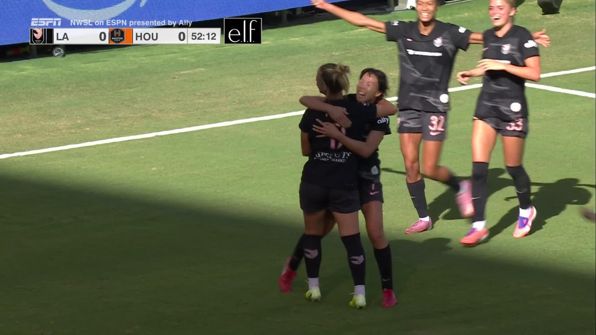 Right place, right time for Kennedy Fuller 📍 She buries the close range chance for Angel City!