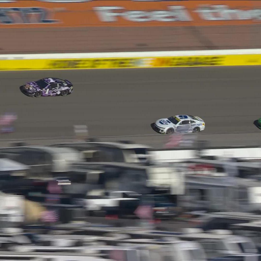 He's back on the lead lap! After earning the free pass, Chase Elliott is making his way forward.