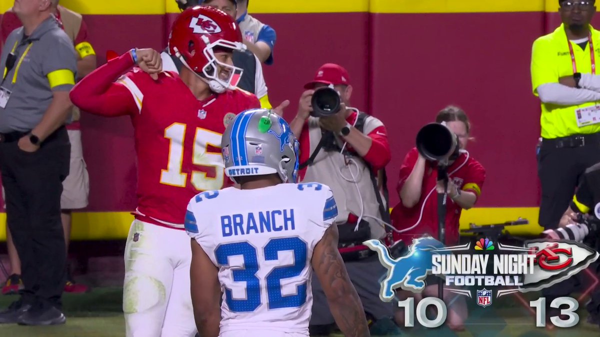 MAHOMES TO THE HOUSE. 🏠 Chiefs reclaim the lead with a QB keeper.
