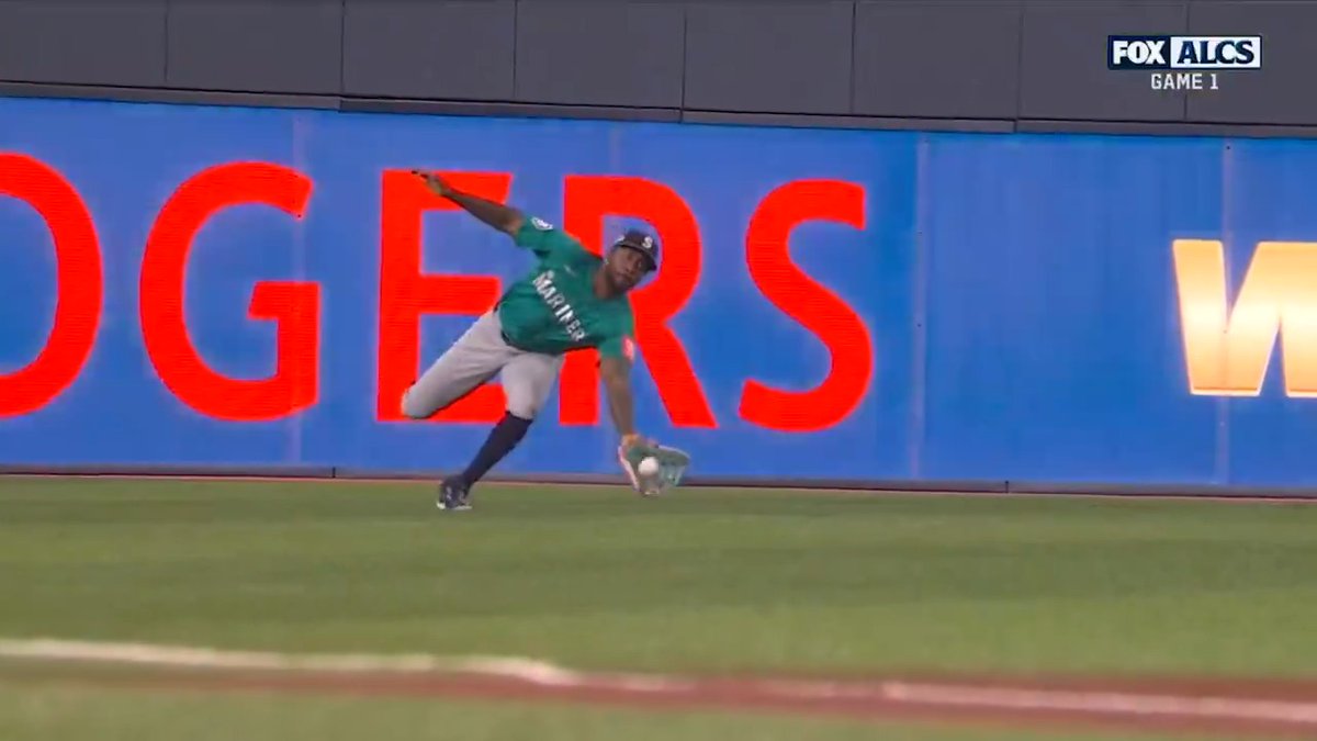 Randy Arozarena makes a great snag to end the 7th inning! #ALCS