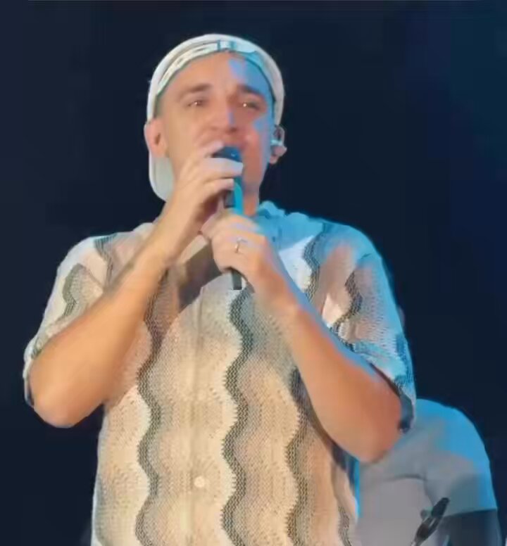 Você tem todo direito de ter mal gosto e não gostar das músicas de João Gomes Mas jogar hate NESSE CARA AQUI é muito sinal de que VOCÊ é quem não presta João Gomes é incrível