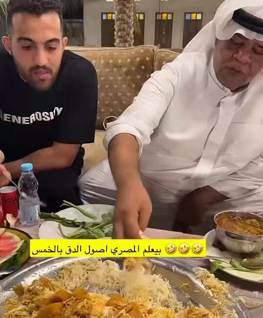 حتى لو تمثيل والله عيب تحرجون الرجال كل واحد يأكل بالطريقة اللي تعجبه!🤷معقوله