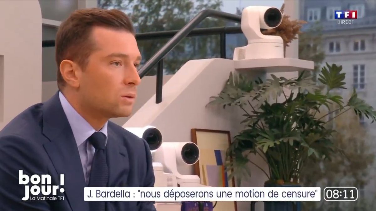L'intérêt du pays, c'est de faire en sorte qu'Emmanuel Macron soit stoppé dans ses dérives : nous voterons donc les motions de censure qui viennent d'autres formations politiques.