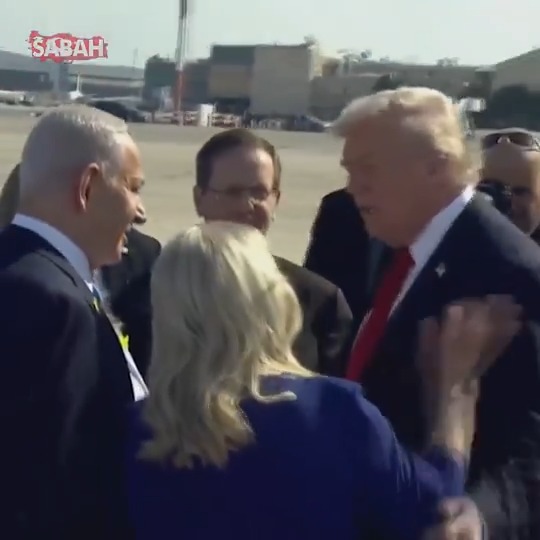 ABD Başkanı Donald Trump, Gazze ateşkesi ve esir takası sürerken Tel Aviv’e indi. Havalimanında onu İsrail Başbakanı Binyamin Netanyahu karşıladı. #Trump