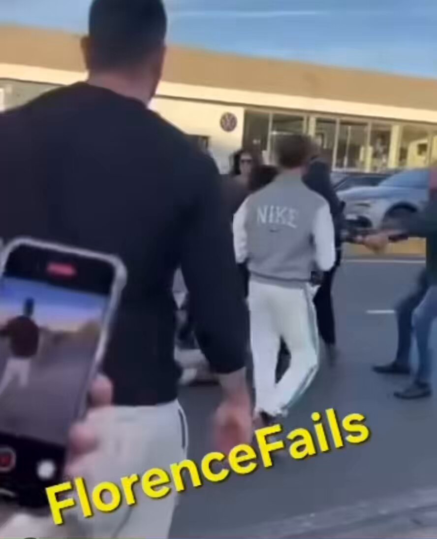 Pensate ai toscani ancora orgogliosi di votare la sinistra… Rissa inclusiva davanti al Carrefour di Osmannoro.