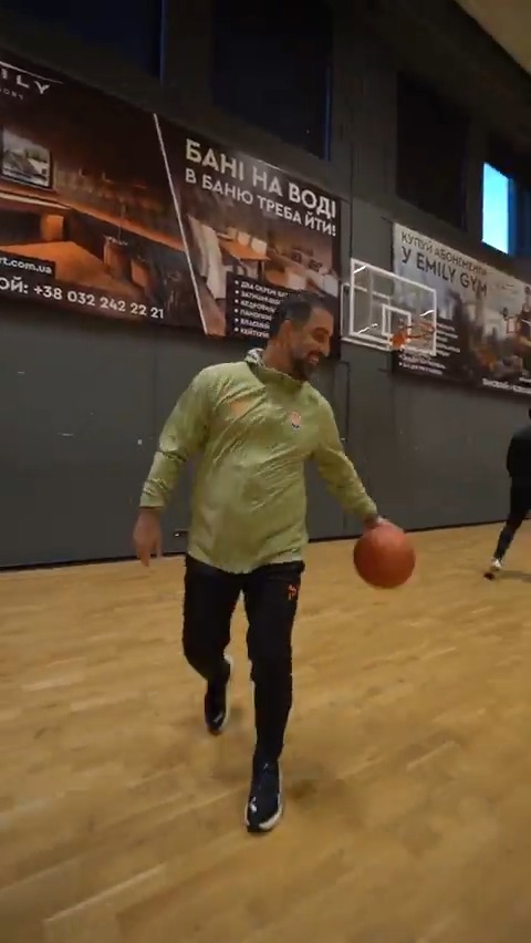 Shakhtar Donetsk teknik heyeti, basketbol oynuyor. 😅