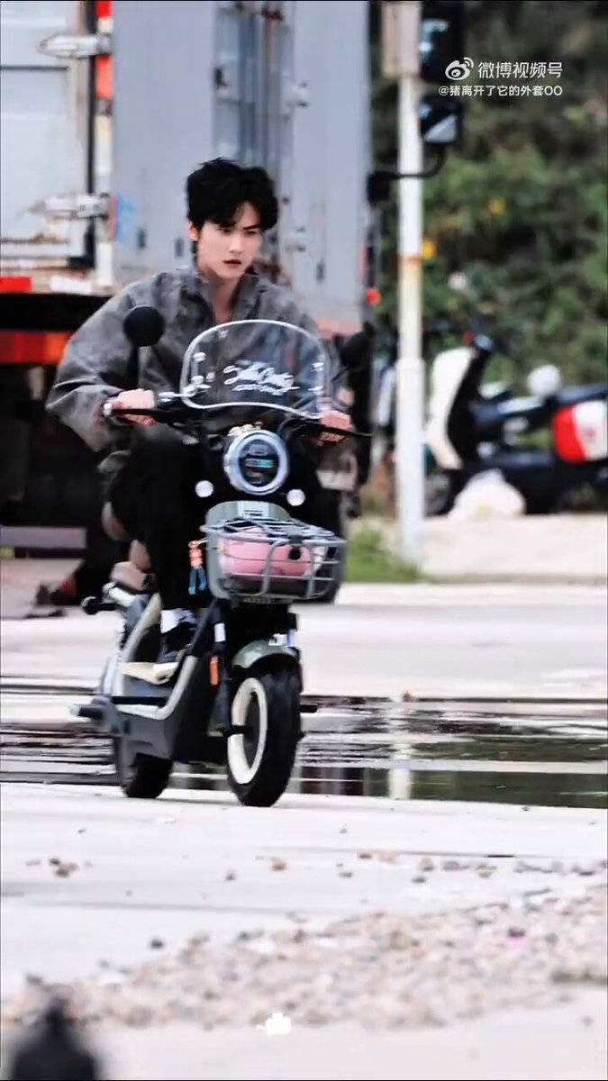 #ZhouKeyu in a small electric bike 😂😂😂 #NeverEndingSummer #CDrama
