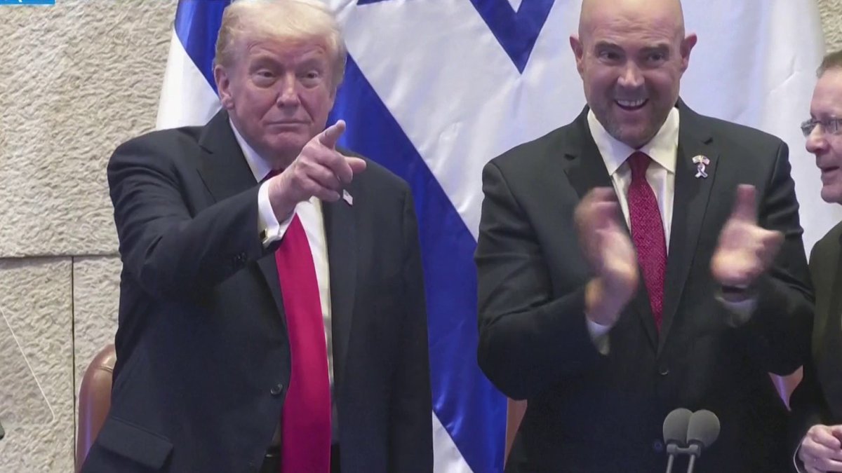 Avant son discours très attendu à la Knesset, en Israël, le président américain Donald Trump a été acclamé pendant plusieurs minutes par les parlementaires.