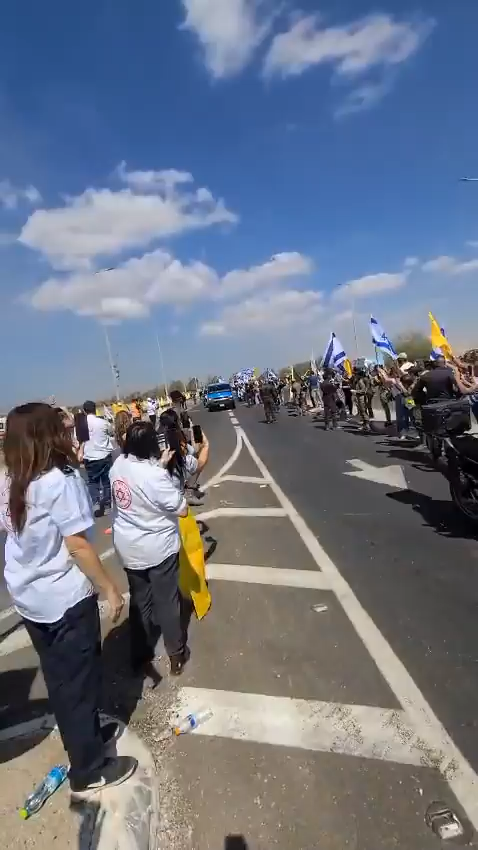 The second group of 13 hostages was welcomed by thousands of cheering Israelis ๐ฎ๐ฑ๐ Welcome home. ๐๏ธ