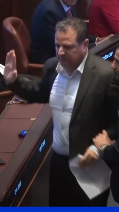 Le discours de Donald Trump à la Knesset interrompu par l'expulsion d'un député israélien brandissant une pancarte insultant le président américain