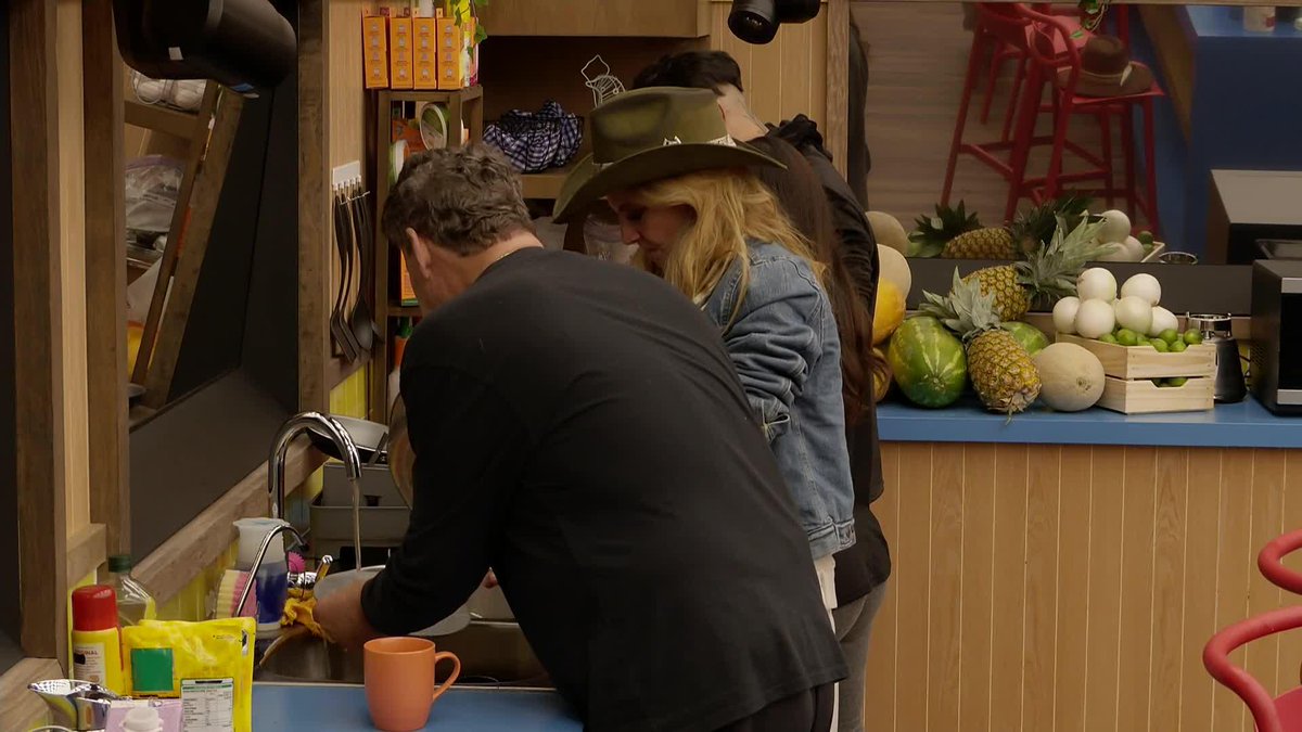 😡🍳 #ManolaDíez se enojó con #CarolinaRoss por no ayudarla en la cocina 😱🔥 ¡Las tensiones suben en #LaGranjaVIP! 📺 #AztecaUNO | 🎥 #DisneyPlus 24/7