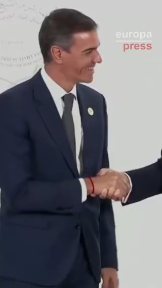 Trump y Sánchez se dan la mano en la cumbre de paz para Gaza, una semana después de que el presidente estadounidense sugiriera expulsar a España de la OTAN