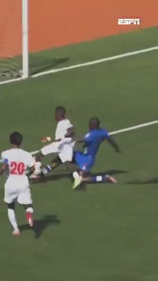 Discutabel moment in de eerste helft: had Kaapverdië hier een penalty moeten krijgen? 🤨