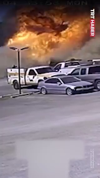 ABD'nin Texas eyaletinde Hicks Havaalanı yakınlarında düşen uçak çok sayıda araca çarptı, 2 kişi hayatını kaybetti.