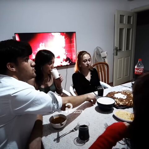 Eskişehir'de bir grup genç, 'Öğrenci Evi – Yemekteyiz' konseptiyle çekimlere başladı.