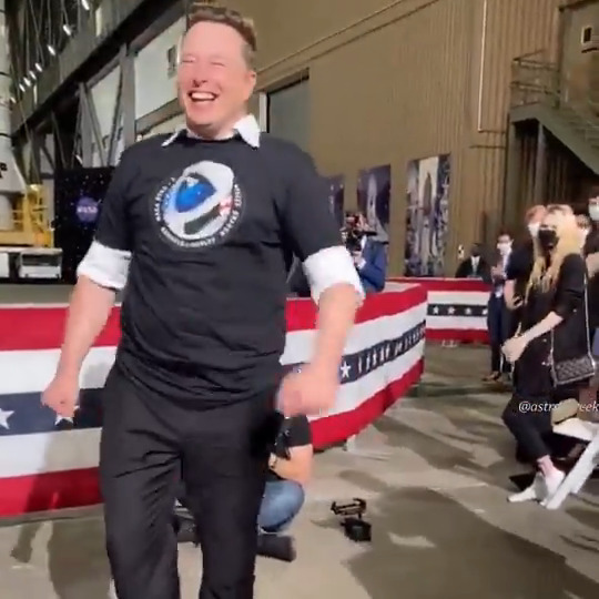We need more happy Elon moments like this one ❤️