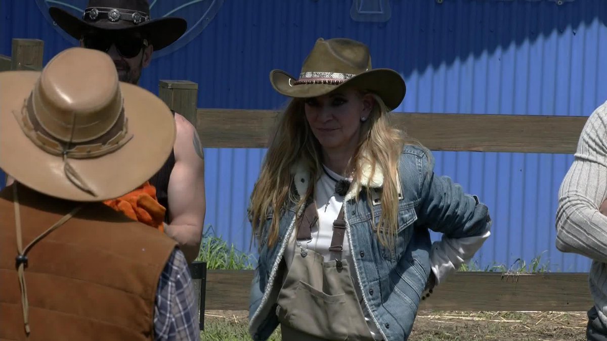 El Tío Pepe se enojó con #ManolaDíez por llegar tarde otra vez 😡⏰ ¡Las reglas en la granja se respetan! #LaGranjaVIP 📺 #AztecaUNO | 🎥 #DisneyPlus 24/7