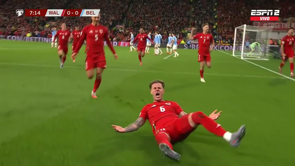 GOL DE GALES: Joe Rodon ganó en el área y marcó el 1-0 ante Bélgica en el arranque del partido. 📺 Las #WCQ por #DisneyPlus Plan Premium