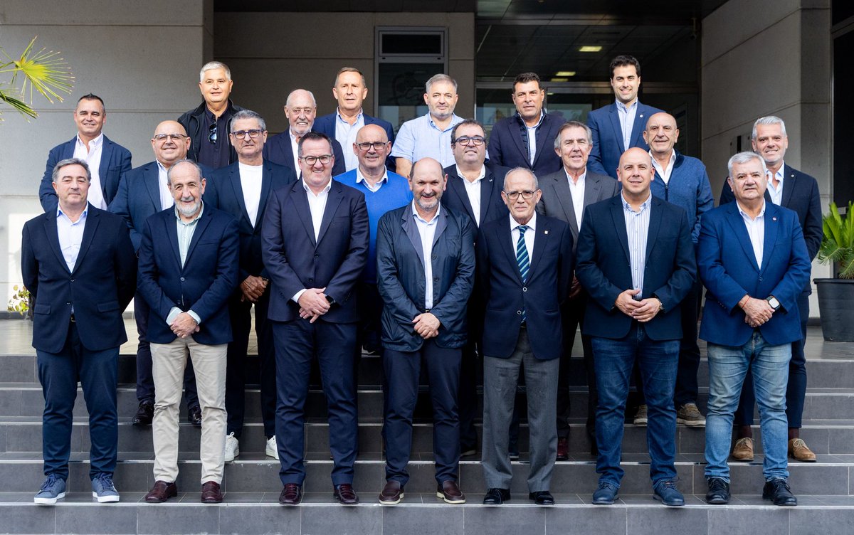 📹 La RFEF celebra en la sede de la RFCYLF su reunión de presidentes de federaciones territoriales de ámbito autonómico. 🇪🇸-🇧🇬 La @SeFutbol se mide este martes a Bulgaria en Valladolid. 🗣 Rafael Louzán: "La fotografía de este día es histórica". ℹ️