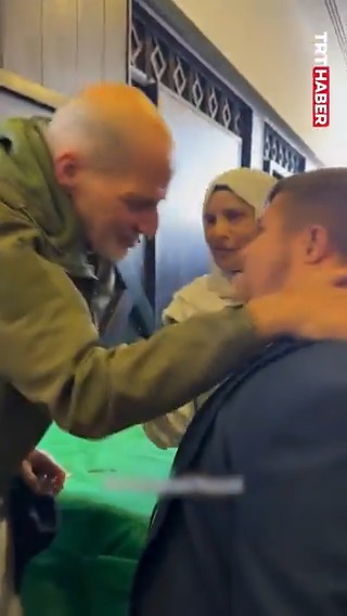 "İşte, baban..." Filistinli bir genç, 20 yıl sonra katil İsrail’in esaretinden kurtulan babasını tanıyamadı.