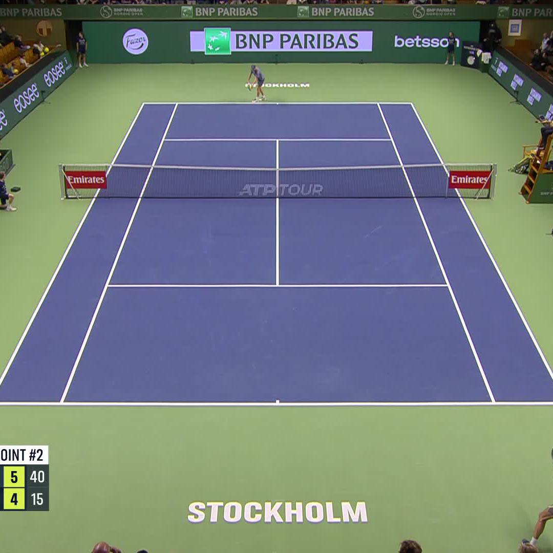 Puisque le monde parallèle continue. 🇸🇪 Leo Borg, 22 ans, 622e mondial, fils de la légende Björn Borg, s'offre Sebastian Ofner, 140e mondial, au premier tour du tournoi de Stockholm. Son dernier match, il avait pris 4 et 0 contre le 822e mondial.