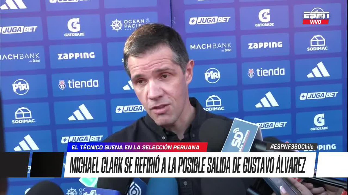 "CUANDO A LA U LE VA BIEN, SIEMPRE APARECEN ESTOS RUMORES" Michael Clark, presidente de Azul Azul, se refirió a las especulaciones por una posible partida del DT Gustavo Álvarez, donde incluso culpó a "gente colocolina". ▶️ Mira #ESPNF360Chile en el Plan Premium de #DisneyPlus.