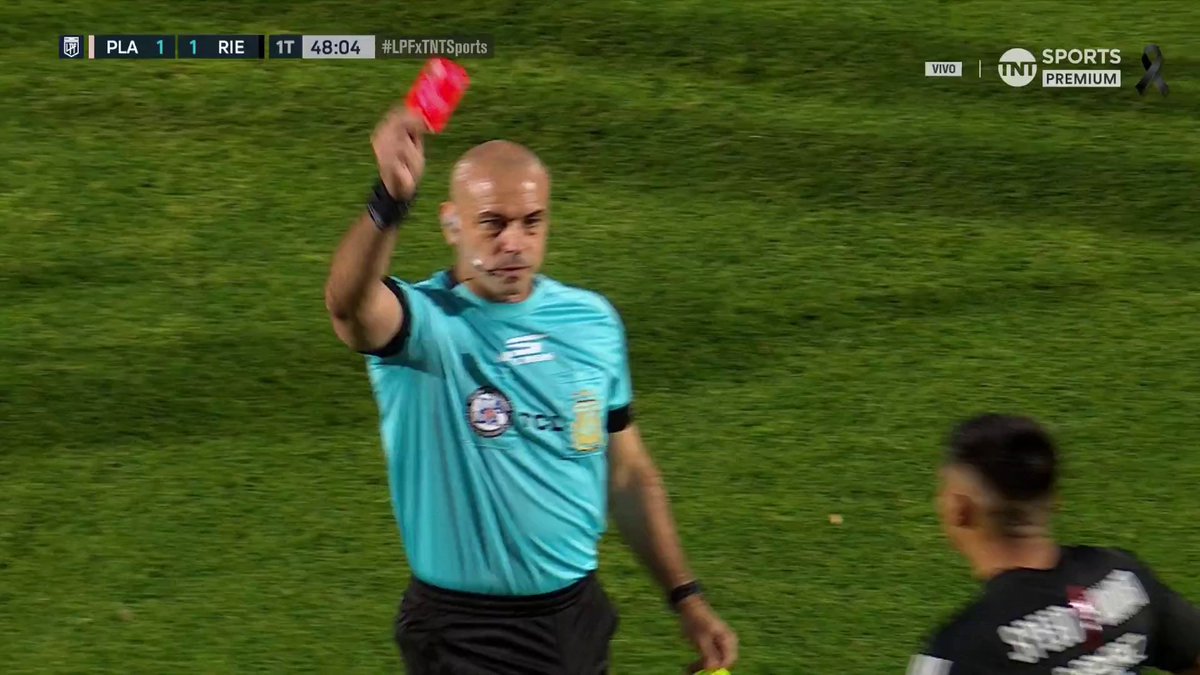 Requisitos para echar un jugador de Riestra: 🥊 Trompada sin guantes de box 🤕 Que sea en la cara 🔭 Que se vea desde la Luna