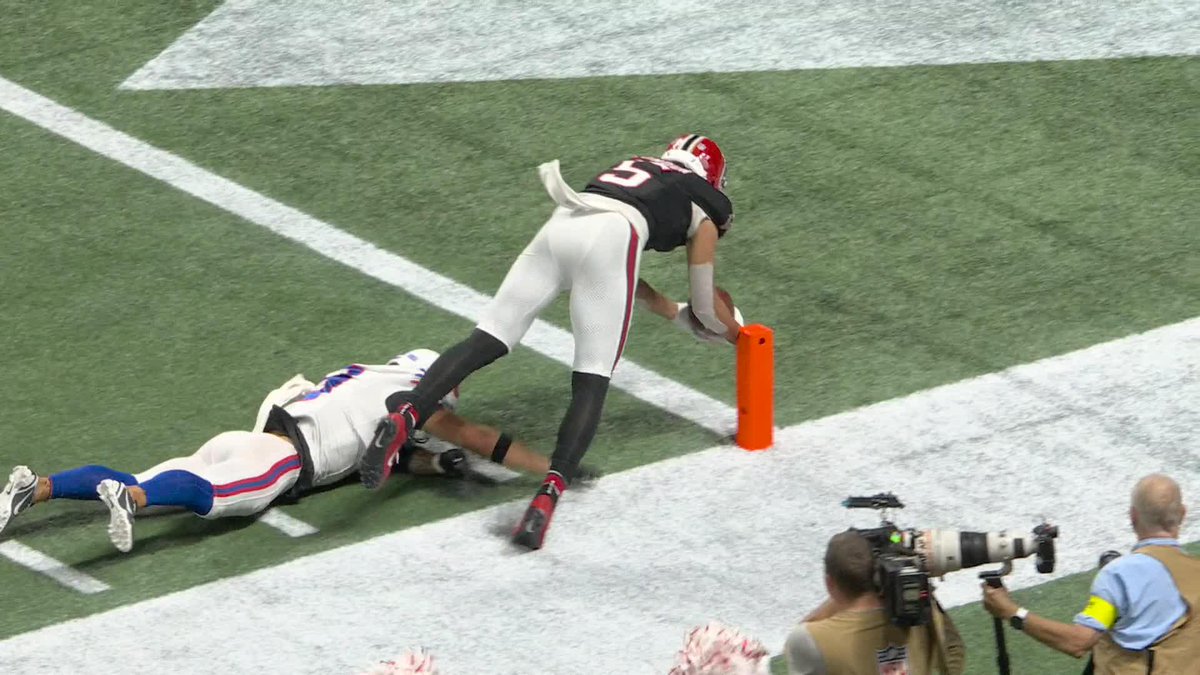 DRAKE LONDON NEARLY SCORES AS TIME EXPIRES 😱 Stepped out at the 1-yard line 😮