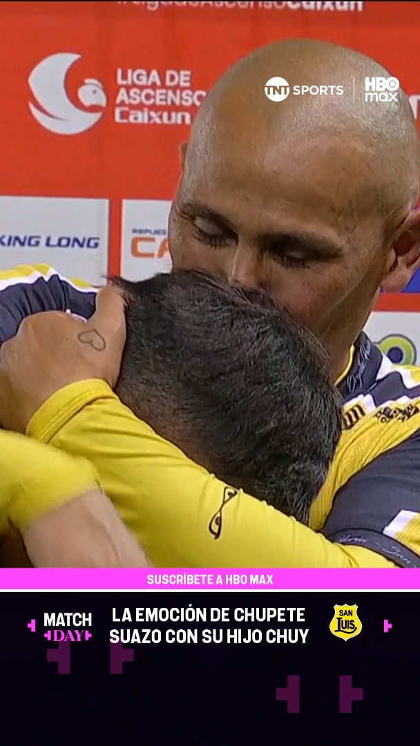 ๐โฝ๐กโซ QUร MOMENTO Humberto Suazo volviรณ a jugar con la camiseta de San Luis de Quillota en este #MatchdayLunes, en el empate sin goles con Deportes Recoleta, y se mostrรณ muy feliz de compartir este momento junto con su hijo Chuy, quien la estรก rompiendo en las series menores de Los Canarios. Disfruta lo mejor del fรบtbol chileno. Suscrรญbete a #TNTSportsenHBOMax ๐ฒ๐ป Link en la BIO ๐