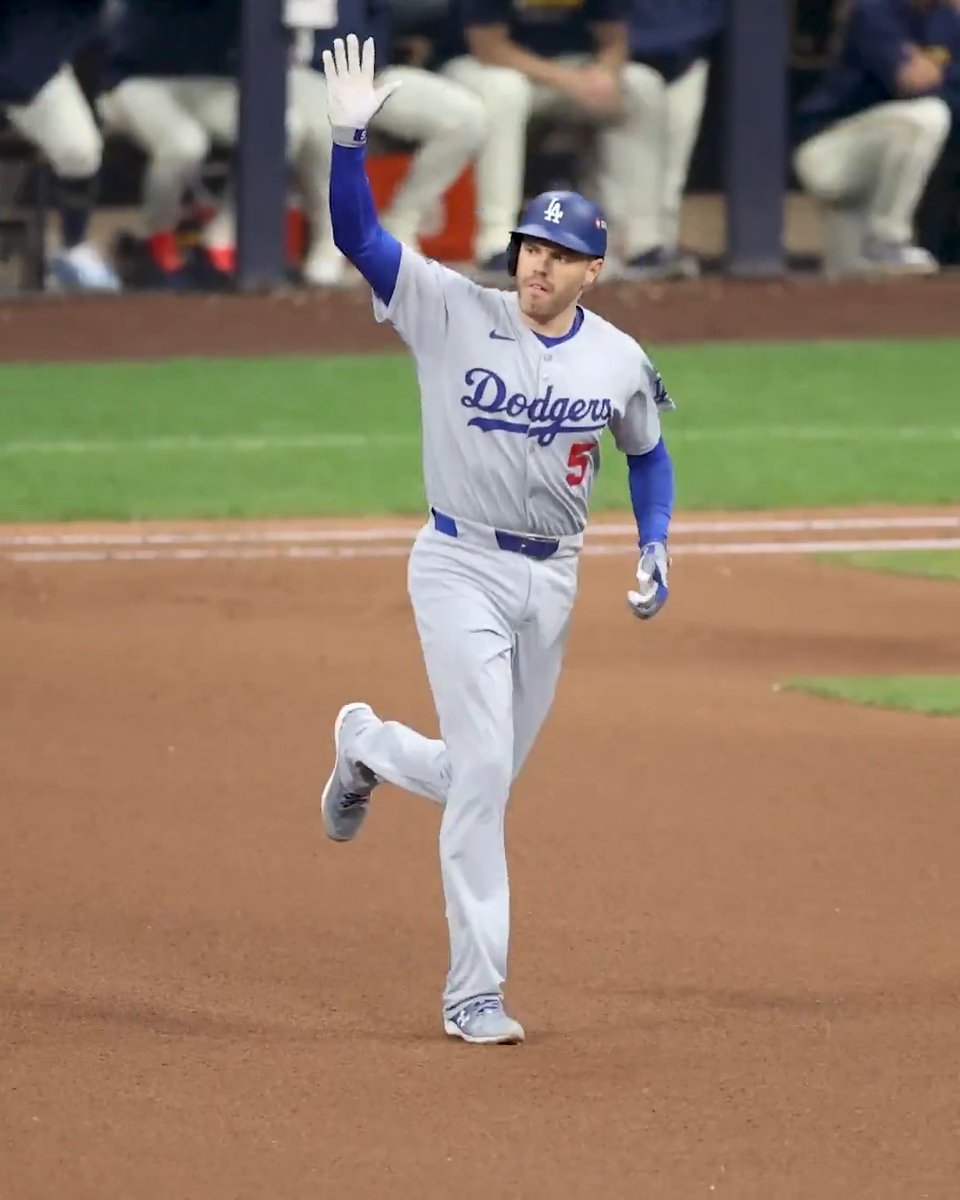 Freddie knows a thing or two about #Postseason homers 🤷♂️